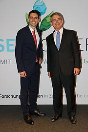Dennis Kastner, Eduard Kastner (Vorstand des Initiators, der Stiftung „Forschung für Leben“) bei der „Welt-Wasserkonferenz“ in München  (©Foto: Martin Schmitz)
